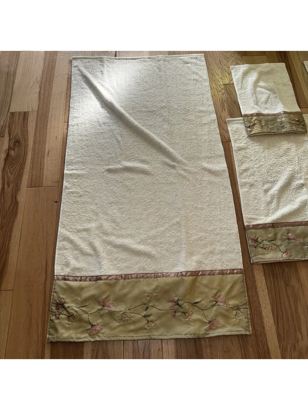 NOS Whole Home Bath Towel Set Floral Embroidered 5-piece Ivory Green Cotton